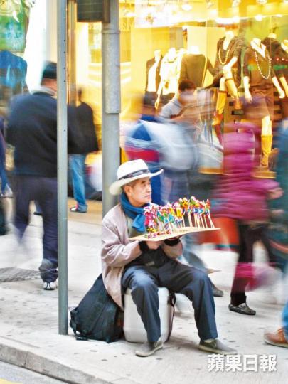 ■陳伯在銅鑼灣擺檔20年。 ■陳伯在銅鑼灣擺檔20年。