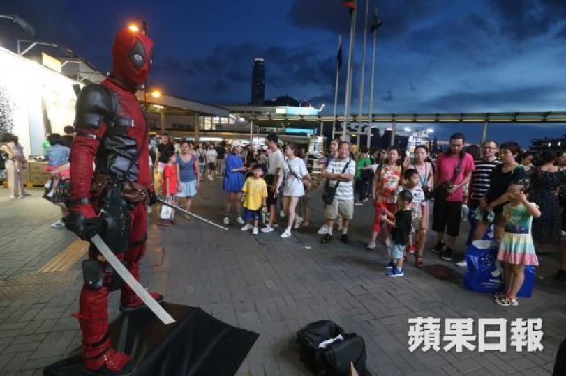 ■尖沙嘴天星碼頭一帶的街頭表演者。王子俊攝 ■尖沙嘴天星碼頭一帶的街頭表演者。王子俊攝