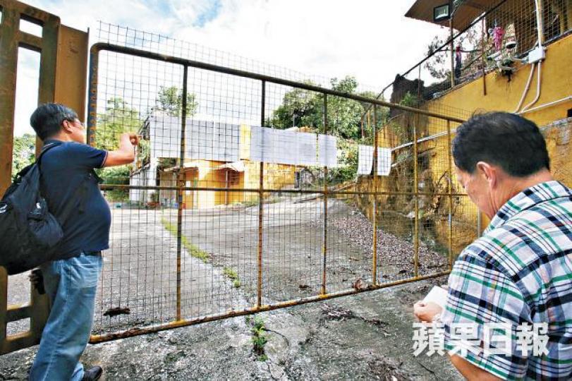 ■鄭先生指一旦把亡父骨灰從定慧寺取走,骨灰恐無處容身。黎樹雄攝 ■鄭先生指一旦把亡父骨灰從定慧寺取走,骨灰恐無處容身。黎樹雄攝