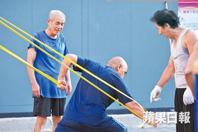 ■每天的晨運讓張燕民暫時逃離現實,露出難得的笑容。 ■每天的晨運讓張燕民暫時逃離現實,露出難得的笑容。