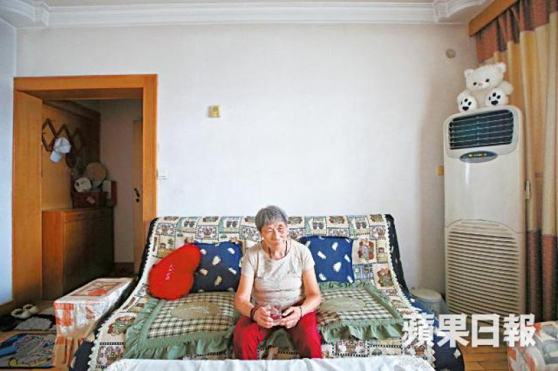 ■關中萍深信女兒仍生還,獨居在空洞的房子倍感淒清。《蘋果》記者攝■失去精神支柱,關中萍悲從中來。■老人翻弄女兒的衣物,未能稍慰思念之苦。■一幀幀的生活舊照,回憶如影隨形。 ■關中萍深信女兒仍生還,獨居在空洞的房子倍感淒清。《蘋果》記者攝■失去精神支柱,關中萍悲從中來。■老人翻弄女兒的衣物,未能稍慰思念之苦。■一幀幀的生活舊照,回憶如影隨形。