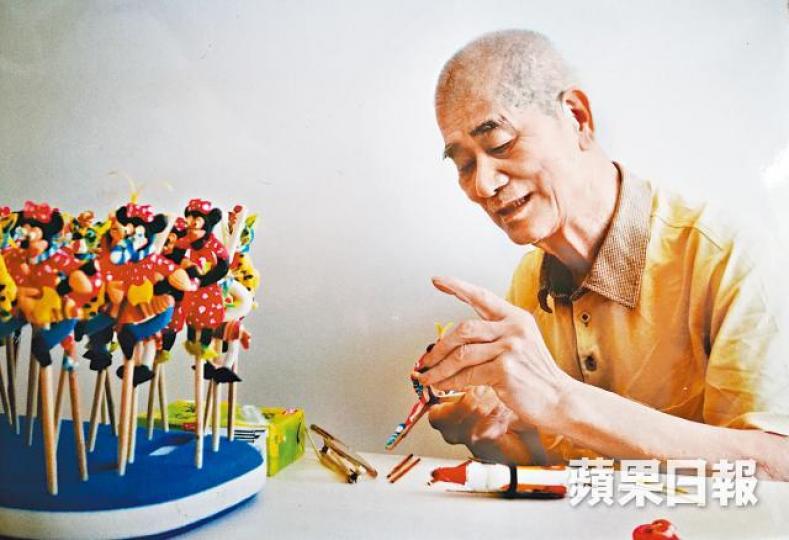 ■陳伯生前在家搓麵粉公仔,街坊替他拍照留念。■悟空麵粉公仔 ■陳伯生前在家搓麵粉公仔,街坊替他拍照留念。■悟空麵粉公仔