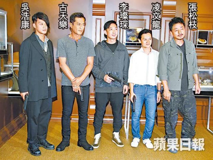 ■古仔在新片《犯罪現場》中扮匪徒行劫珠寶店。■電影公司斥資百萬搭建的珠寶店,竟令「大媽」誤入想看首飾。■祖兒在MV中扮新老師,跟一班學生妹有跳舞場面。 ■古仔在新片《犯罪現場》中扮匪徒行劫珠寶店。■電影公司斥資百萬搭建的珠寶店,竟令「大媽」誤入想看首飾。■祖兒在MV中扮新老師,跟一班學生妹有跳舞場面。