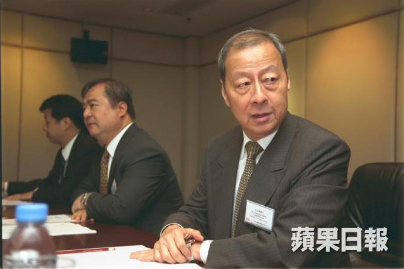 周亦卿■其士集團創辦人周亦卿前晚在家中離世,遺體昨送往殯儀館前,家人在門前肅立送別。梁繼光攝■周亦卿遺體送到殯儀館後,職員在停車場準備。■遺孀美智子目送周亦卿遺體移離大宅後,乘私家車外出。■二女兒周蕙禮(右)昨在殯儀館處理亡父後事。陳慧安攝■周亦卿與龔如心私交甚篤,並在龔的喪禮上致辭。 周亦卿■其士集團創辦人周亦卿前晚在家中離世,遺體昨送往殯儀館前,家人在門前肅立送別。梁繼光攝■周亦卿遺體送到殯儀館後,職員在停車場準備。■遺孀美智子目送周亦卿遺體移離大宅後,乘私家車外出。■二女兒周蕙禮(右)昨在殯儀館處理亡父後事。陳慧安攝■周亦卿與龔如心私交甚篤,並在龔的喪禮上致辭。