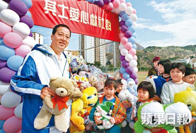 ■其士集團創辦人周亦卿樂善好施,1996年曾舉辦活動向小童贈送公仔。■周亦卿(左)2012年捐助南京大學,並出席大樓落成典禮。■理大獲周亦卿捐助多個教研項目,校內一座大樓以他命名。■1998年周亦卿一身皮衣造型出席電單車活動。■擔任日本文化協會會長的周亦卿(右)2005年主持日港交流年開幕禮。■周亦卿兒子2001年結婚,時任特首董建華到場祝賀。■2007年時任邵氏獨立非執董周亦卿扶着主席邵逸夫出席股東會。 ■其士集團創辦人周亦卿樂善好施,1996年曾舉辦活動向小童贈送公仔。■周亦卿(左)2012年捐助南京大學,並出席大樓落成典禮。■理大獲周亦卿捐助多個教研項目,校內一座大樓以他命名。■1998年周亦卿一身皮衣造型出席電單車活動。■擔任日本文化協會會長的周亦卿(右)2005年主持日港交流年開幕禮。■周亦卿兒子2001年結婚,時任特首董建華到場祝賀。■2007年時任邵氏獨立非執董周亦卿扶着主席邵逸夫出席股東會。