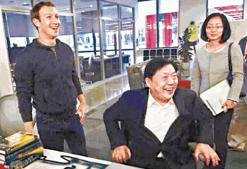 ■魯煒（中）曾到訪美國facebook總部，左為朱克伯格。