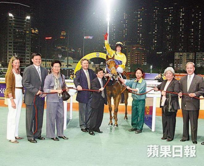 ■2008年周亦卿(右)入場為名下的「威其利」拉頭馬。 ■2008年周亦卿(右)入場為名下的「威其利」拉頭馬。