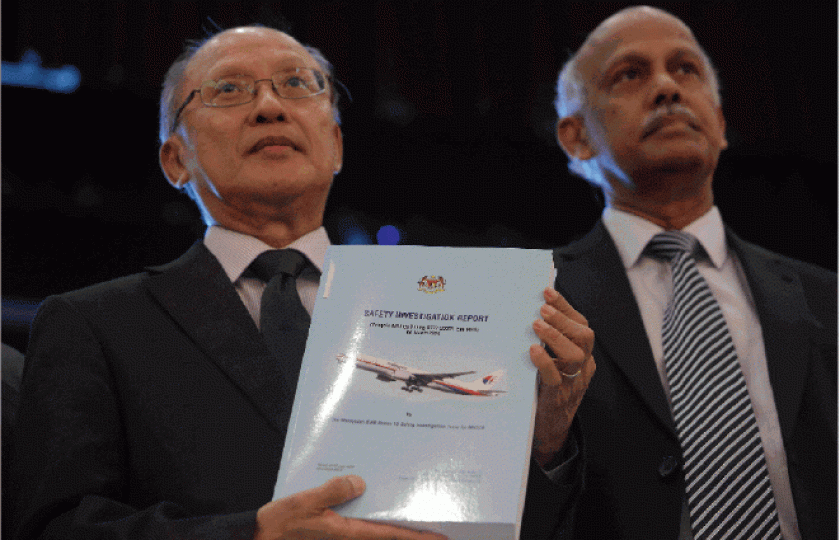 ■MH370安全調查小組成員手持報告出席記者會。 ■MH370安全調查小組成員手持報告出席記者會。