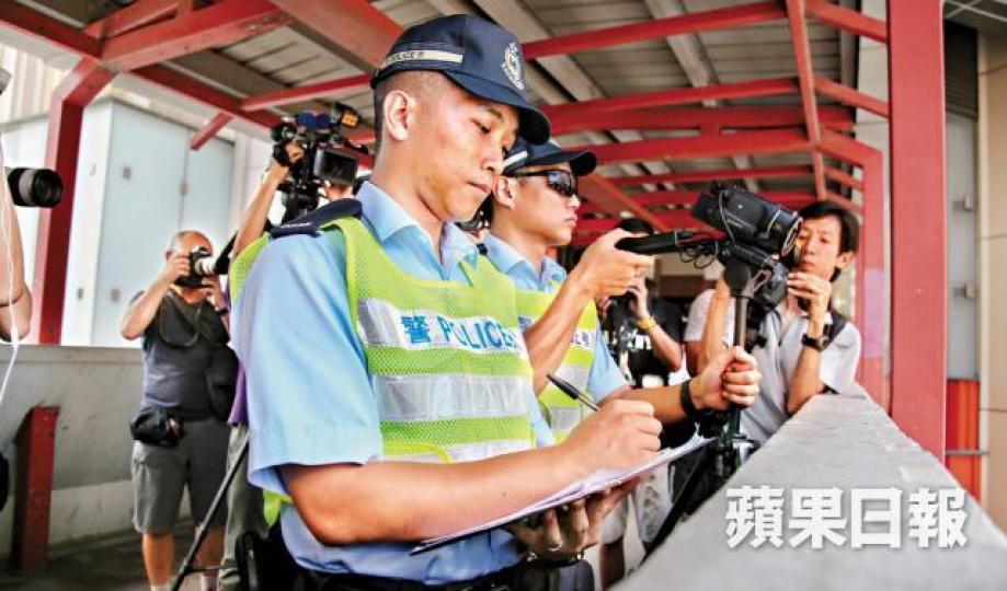 ■警方每次行動會出動一至兩名警員,負責拍片及記下違規車輛。 ■警方每次行動會出動一至兩名警員,負責拍片及記下違規車輛。