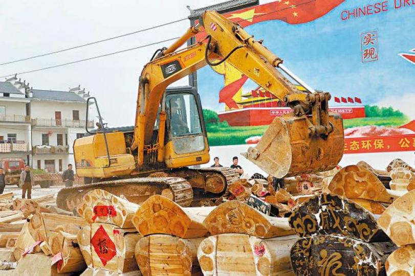 ■江西上饒市樂豐鎮以挖泥機將400副棺材砸毀。 ■農村老人躺進棺材,圖阻執法隊搶棺。■有新近落葬的墳墓被強行拆墓起棺。■一名主動上繳棺材的老人獲發獎金。 ■江西上饒市樂豐鎮以挖泥機將400副棺材砸毀。 ■農村老人躺進棺材,圖阻執法隊搶棺。■有新近落葬的墳墓被強行拆墓起棺。■一名主動上繳棺材的老人獲發獎金。