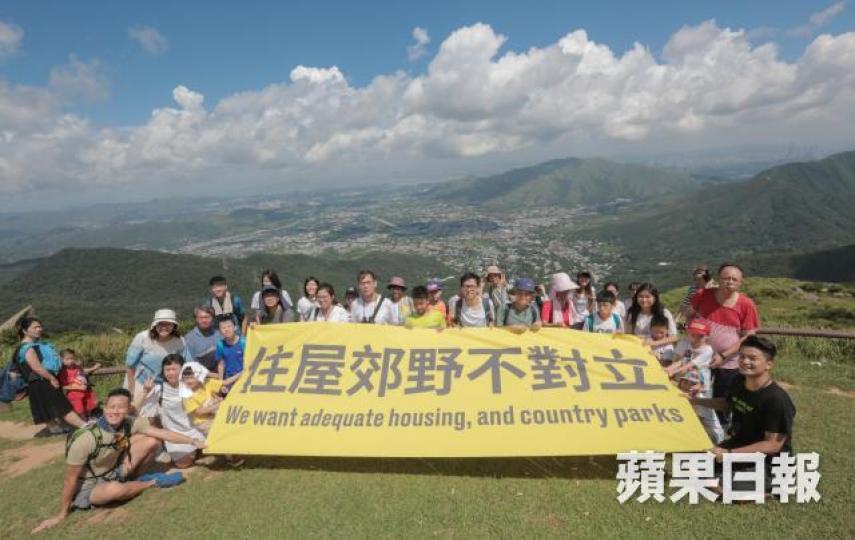 ■團體昨舉行「棕地考察暨郊野生態導賞」,並展示「住屋郊野不對立」橫額。黃耀興攝 ■團體昨舉行「棕地考察暨郊野生態導賞」,並展示「住屋郊野不對立」橫額。黃耀興攝