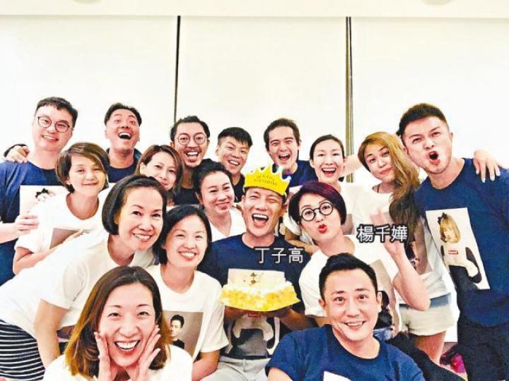 ■丁子高今年生日拉隊到泰國慶祝。互聯網圖片■千嬅穿上6吋高踭鞋拍唱片封面,她笑言似影春夏時裝目錄。 ■丁子高今年生日拉隊到泰國慶祝。互聯網圖片■千嬅穿上6吋高踭鞋拍唱片封面,她笑言似影春夏時裝目錄。