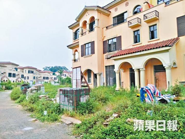 ■新昌舉債購入的佛山內房項目,住宅部份已停工,大量建築物料仍擺放在屋外。本報記者攝■新昌佛山Outlet去年開張,獲李冰冰(右二)當嘉賓。中為大股東林卓延。新昌網頁圖片■位於佛山的Outlet恍如死城,不見有客人光顧。 ■新昌舉債購入的佛山內房項目,住宅部份已停工,大量建築物料仍擺放在屋外。本報記者攝■新昌佛山Outlet去年開張,獲李冰冰(右二)當嘉賓。中為大股東林卓延。新昌網頁圖片■位於佛山的Outlet恍如死城,不見有客人光顧。