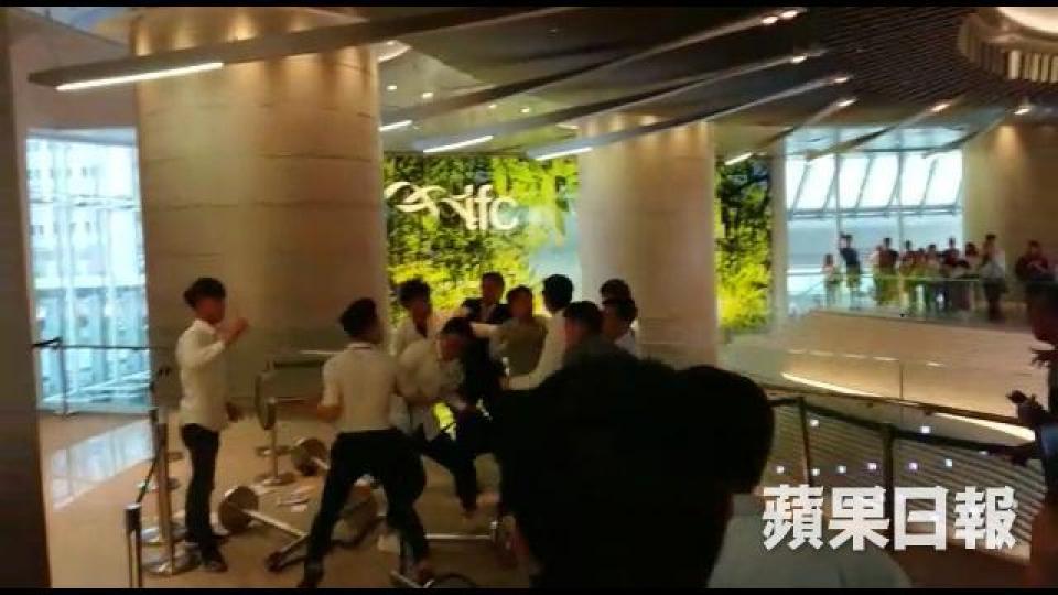 ■本港地產代理行業競爭激烈,為爭客人大打出手的場面時有出現。資料圖片 ■本港地產代理行業競爭激烈,為爭客人大打出手的場面時有出現。資料圖片