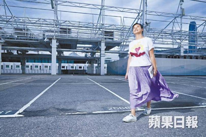 ■擅長與明星打交道的梁爾紋,從娛記轉型成為娛樂公司高層,反而跟明星保持了更多距離。■前年黎明於中環海濱開騷,梁爾紋帶同女兒到後台探班。 ■擅長與明星打交道的梁爾紋,從娛記轉型成為娛樂公司高層,反而跟明星保持了更多距離。■前年黎明於中環海濱開騷,梁爾紋帶同女兒到後台探班。