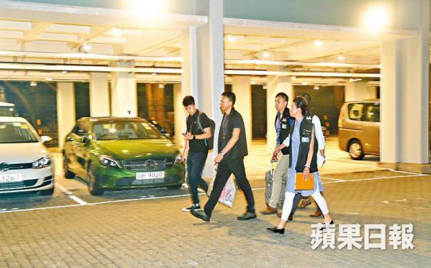 ■多名警員到律政中心調查。 ■多名警員到律政中心調查。