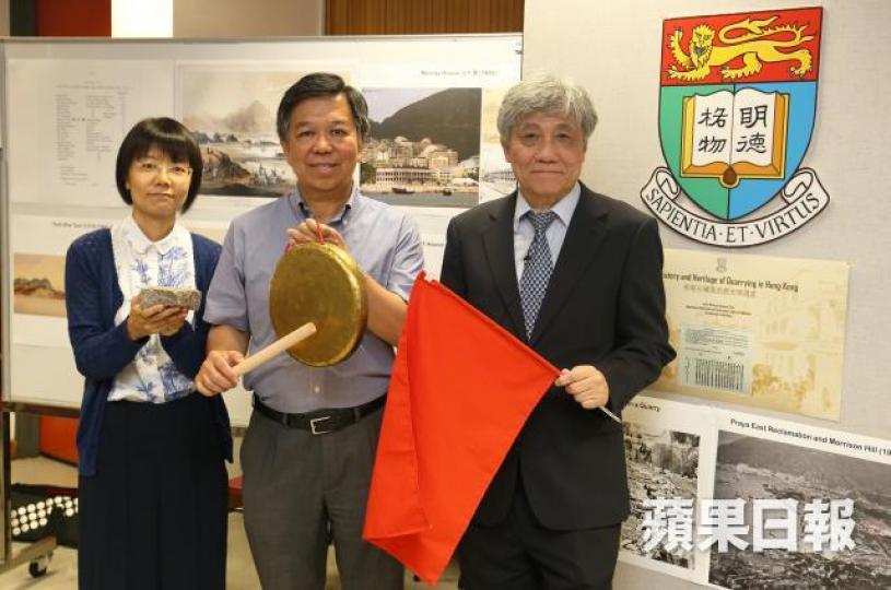 ■潘新華(右)和研究團隊成員手持昔日石礦爆破前示警的銅鑼和紅旗。 ■潘新華(右)和研究團隊成員手持昔日石礦爆破前示警的銅鑼和紅旗。