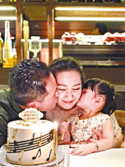 ■關心妍家人前晚為她慶祝39歲生日。互聯網圖片■最近忙於為音樂治療學院搞裝修的關心妍,親力親為佈置。 ■關心妍家人前晚為她慶祝39歲生日。互聯網圖片■最近忙於為音樂治療學院搞裝修的關心妍,親力親為佈置。