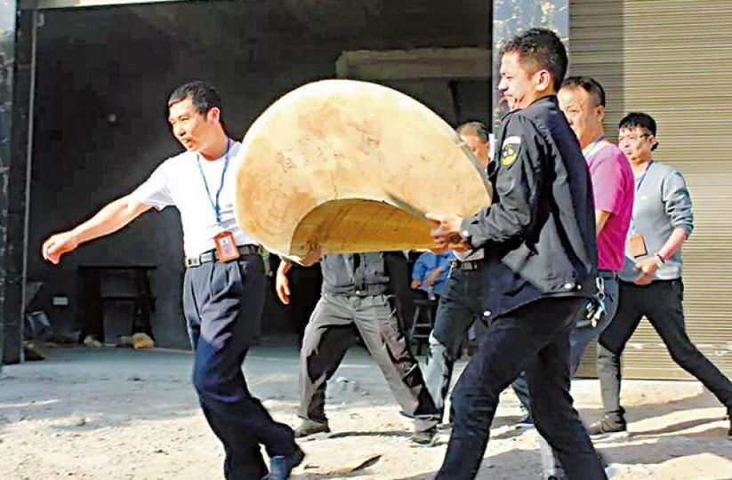 ■執法隊到民居沒收棺材。 互聯網 ■執法隊到民居沒收棺材。 互聯網