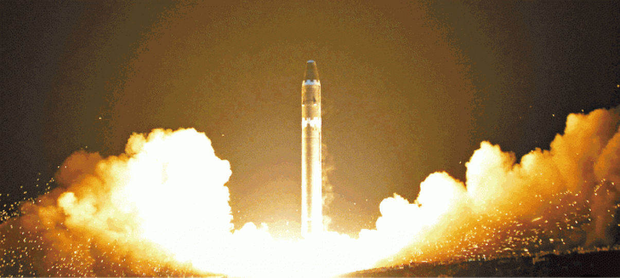 ■北韓去年在沙門洞試射「火星15型」洲際彈道導彈。資料圖片 ■北韓去年在沙門洞試射「火星15型」洲際彈道導彈。資料圖片