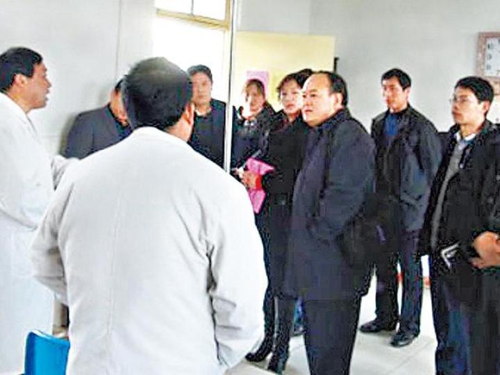 ■傳自殺的宋立志(右三)情況危殆。 ■傳自殺的宋立志(右三)情況危殆。