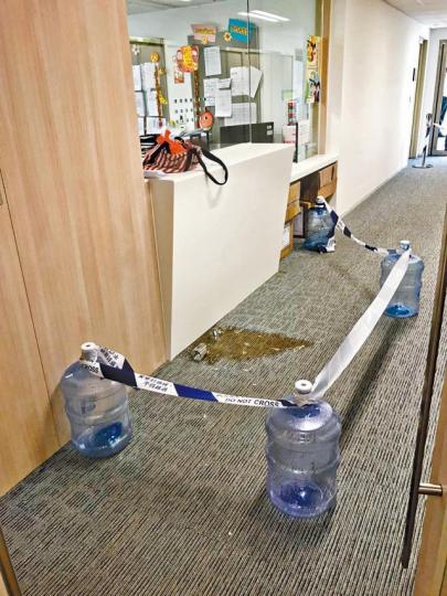 ■一名男子在律政中心掟天拿水樽圖縱火,現場遺下男子的布袋,地上佈滿玻璃碎。讀者提供圖片■律政中心昨發生縱火案。■律政司長鄭若驊昨離開律政中心時未有回應事件。李潤芳攝 ■一名男子在律政中心掟天拿水樽圖縱火,現場遺下男子的布袋,地上佈滿玻璃碎。讀者提供圖片■律政中心昨發生縱火案。■律政司長鄭若驊昨離開律政中心時未有回應事件。李潤芳攝
