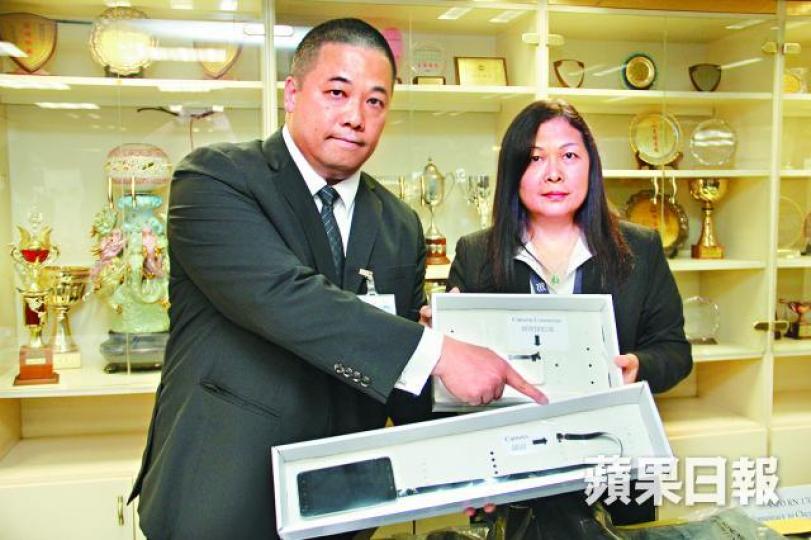 ■警方去年展示於案用作偷拍更衣室情況的改裝手機。資料圖片 ■警方去年展示於案用作偷拍更衣室情況的改裝手機。資料圖片