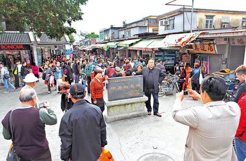 ■沙頭角中英街冒牌貨商店充斥,是中國旅遊黑陷阱之一。 ■沙頭角中英街冒牌貨商店充斥,是中國旅遊黑陷阱之一。