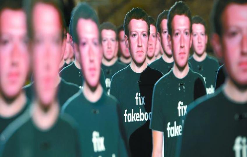 ■美國中期選舉在即，fb主動刪除干預大選的賬戶。■特朗普明言不會容忍外來勢力干預美國選舉。■fb展示部份疑跟俄羅斯有關、有意干預美國政治的賬戶和專頁。美聯社