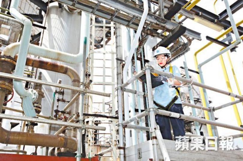 ■鄭潔儀指工作中不時要攀高攀低,「我覺得自己似蜘蛛俠,好勁」。■鄭潔儀讀大學繼續進修,目標十年內當工程師。 ■鄭潔儀指工作中不時要攀高攀低,「我覺得自己似蜘蛛俠,好勁」。■鄭潔儀讀大學繼續進修,目標十年內當工程師。