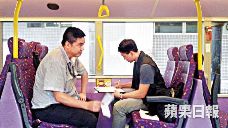 ■城巴車長協助警員調查。 ■城巴車長協助警員調查。