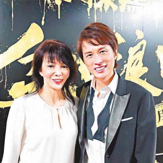 ■嘟姐與子華在《男親女愛》的組合甚為經典,兩人前晚再度合體。互聯網圖片■阿佘與一班好姊妹撐拍檔子華場。微博圖片■祖兒感謝子華一直以說話溫暖香港人的心。互聯網圖片■身為子華好友的基仔,希望對方可以金盆反口。互聯網圖片 ■嘟姐與子華在《男親女愛》的組合甚為經典,兩人前晚再度合體。互聯網圖片■阿佘與一班好姊妹撐拍檔子華場。微博圖片■祖兒感謝子華一直以說話溫暖香港人的心。互聯網圖片■身為子華好友的基仔,希望對方可以金盆反口。互聯網圖片