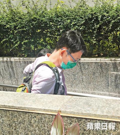 ■被告梁衞剛否認危險駕駛致死昨受審。蔡少玲攝■涉事巴士案發時鏟上行人路,女途人林寶寶(圓圖)捲入車底身亡。 ■被告梁衞剛否認危險駕駛致死昨受審。蔡少玲攝■涉事巴士案發時鏟上行人路,女途人林寶寶(圓圖)捲入車底身亡。