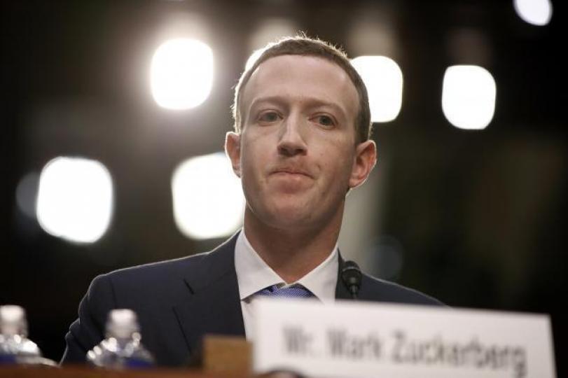 ■朱克伯格自今年三月劍橋分析醜聞曝光後,大舉拋售facebook股票,料涉及過百億港元的利益。資料圖片 ■朱克伯格自今年三月劍橋分析醜聞曝光後,大舉拋售facebook股票,料涉及過百億港元的利益。資料圖片