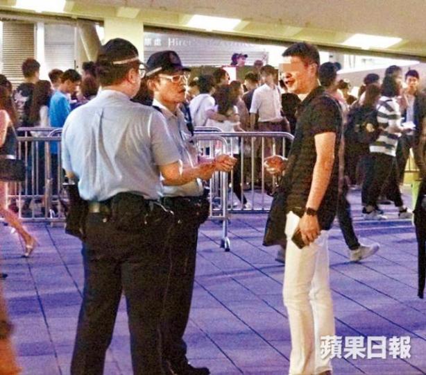 ■記者早前在紅館外守候,見到有警察截查售賣黃牛票人士。 ■記者早前在紅館外守候,見到有警察截查售賣黃牛票人士。
