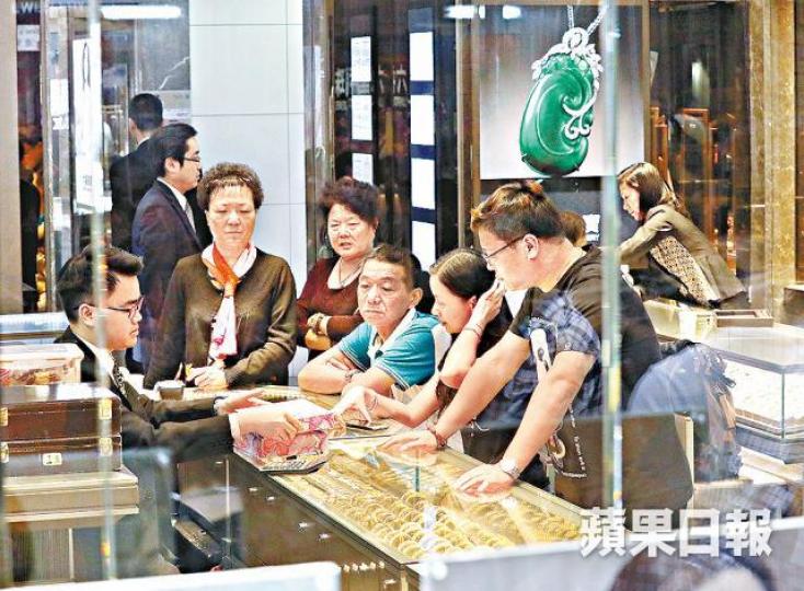 ■6月珠寶首飾、鐘錶及名貴禮物的銷貨額按年續升27.8%。資料圖片 ■6月珠寶首飾、鐘錶及名貴禮物的銷貨額按年續升27.8%。資料圖片