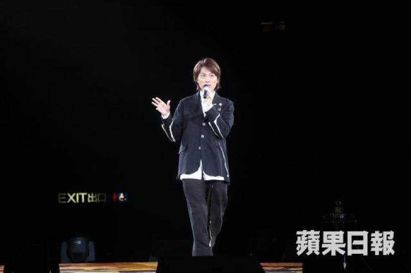■黃子華早前舉行26場棟篤笑,強國黃牛來港示範了如何空手入白刃。 資料圖片 ■黃子華早前舉行26場棟篤笑,強國黃牛來港示範了如何空手入白刃。 資料圖片