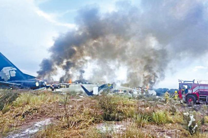 ■肇事客機起火,損毀嚴重。■出事客機在灌木叢中墜毀。■部份乘客自行逃出機艙。 ■肇事客機起火,損毀嚴重。■出事客機在灌木叢中墜毀。■部份乘客自行逃出機艙。
