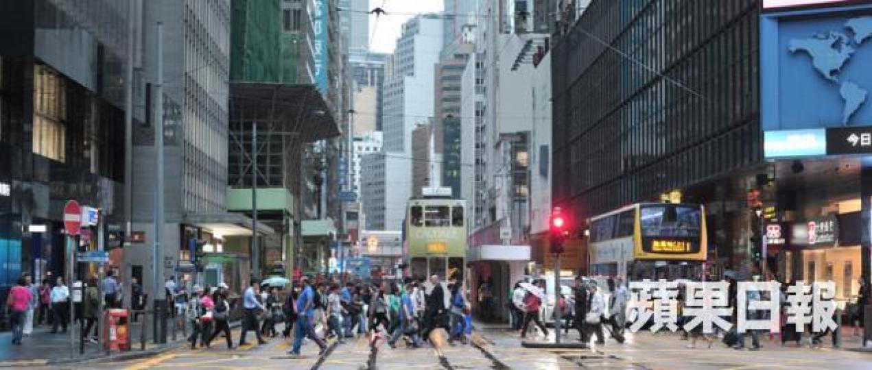 ■職場多怪事,有人為小事連告幾天病假,有人病到入院仍不忘處理公事。資料圖片 ■職場多怪事,有人為小事連告幾天病假,有人病到入院仍不忘處理公事。資料圖片
