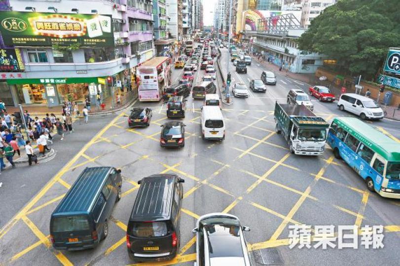 ■亞皆老街十字路口大黃格為警方執法重點之一。王子俊攝■網上流傳的警方內部文件，內頁圖文並茂列出西九的執法地點。互聯網