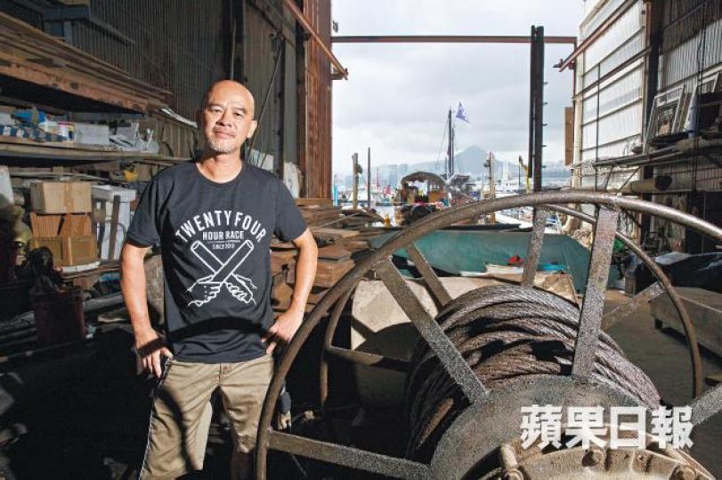 ■區世傑獨身，早不奢望有人接手，也明白行業已走到盡頭。■光明船廠是行內老字號，幾近包辦香港傳統木船製造。■如今船廠只有3人，無船可造便做維修。■造不到心中最完美木船，手作王從頭再來，製作模型船，對自己交代。■三代造船，區世傑稱父親一雙巧手無人能及。■工場停泊了待修的「大張保」。■06年製成的「張保仔」，造價600萬。資料圖片