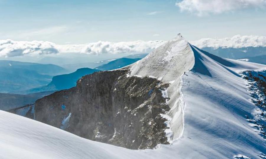 【瑞典】■凱布訥山南峯的積雪冰川因熱融化，失去瑞典第一峯之名。互聯網【西班牙】■氣溫達44℃，民眾在噴泉旁消暑。互聯網【南韓】■首爾前晚氣溫超過30℃，市民看噴泉表演納涼。互聯網【美國】■死亡谷溫度計顯示氣溫達華氏130度，即54.4℃。美聯社
