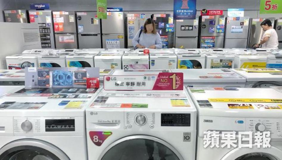 ■四電一腦新政策剛實施，規定銷售商須為顧客免費上門回收舊電器。許頌明攝