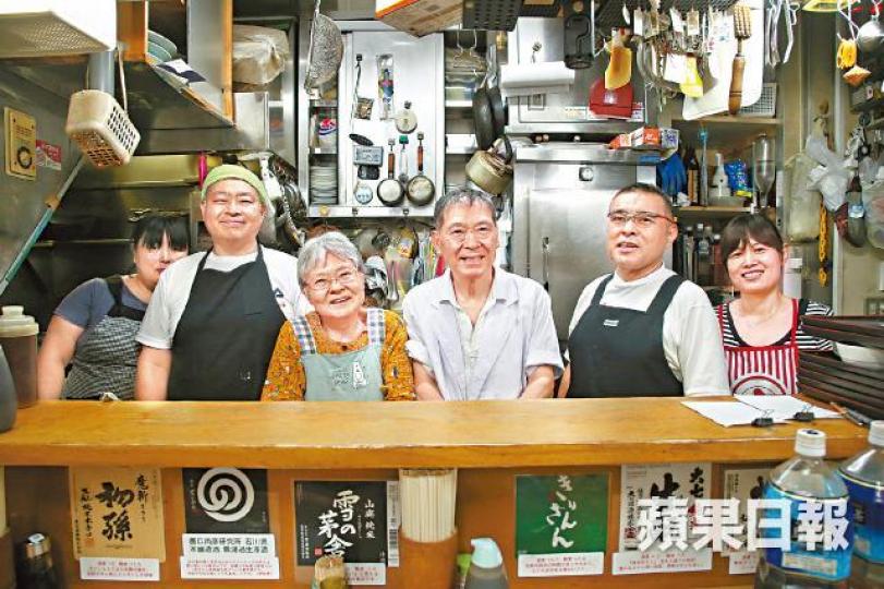 ■曾野田先生（右二）及太太（右一），與家人在築地經營餐廳多年，堅持留在原址服務客人。■多け乃名菜醬油煮喜知次。■平民食堂多け乃有78年歷史。