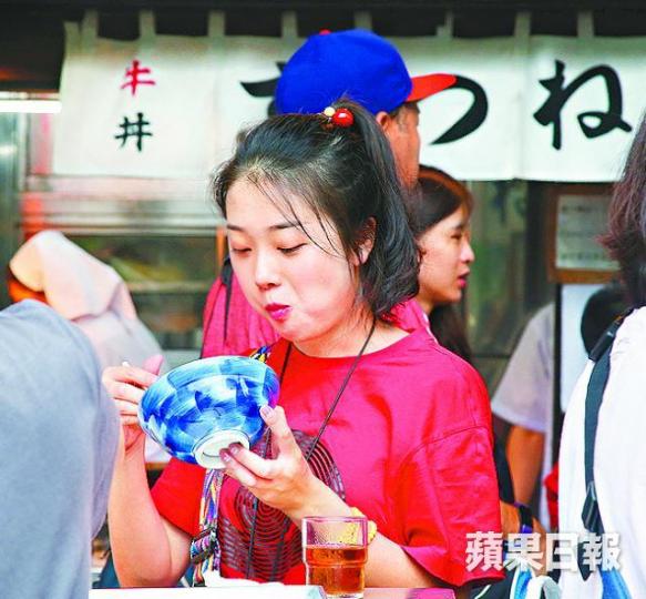 ■築地市場美食紛陳，遊人大快朵頤。■店舖扎根築地多年，大多抗拒搬遷。