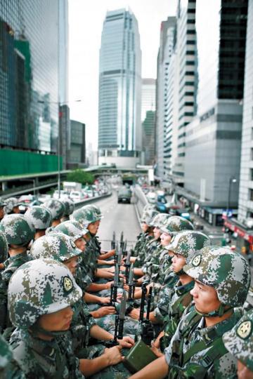 ■消息指駐港部隊擬准許軍人「非因公外出」時穿軍服，日後街上或會見到大批軍人；圖為部隊早年在港演習。資料圖片