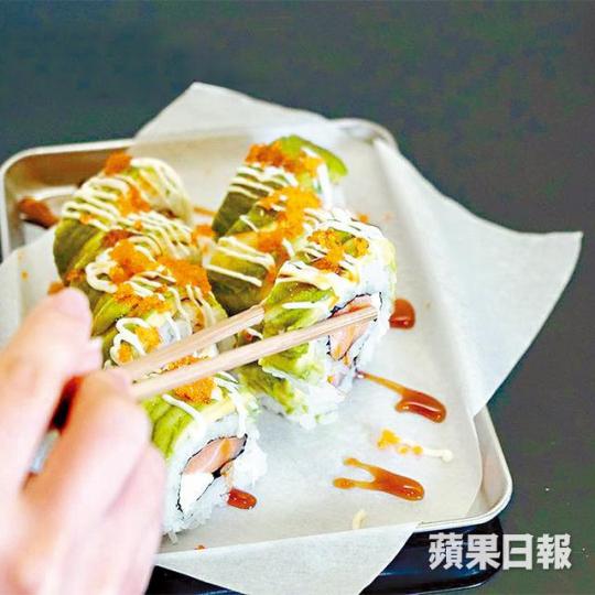 ■Chotto Maki於中環開店,售賣日式創作卷物。fb圖片■卷物價錢親民,受中環打工仔歡迎。 fb圖片■食店面積不大,僅可容納20多人。 何耀勤攝 ■Chotto Maki於中環開店,售賣日式創作卷物。fb圖片■卷物價錢親民,受中環打工仔歡迎。 fb圖片■食店面積不大,僅可容納20多人。 何耀勤攝