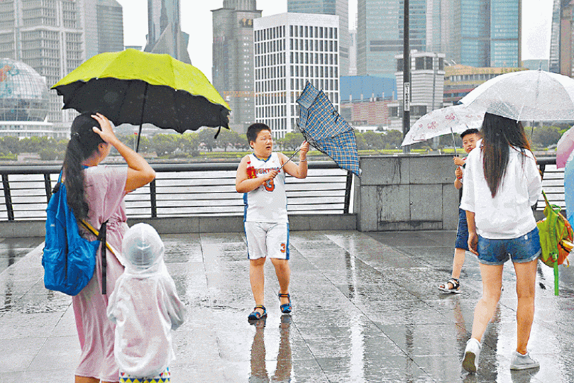 ■雲雀吹襲上海,為當地帶來狂風暴雨。路透社 ■雲雀吹襲上海,為當地帶來狂風暴雨。路透社