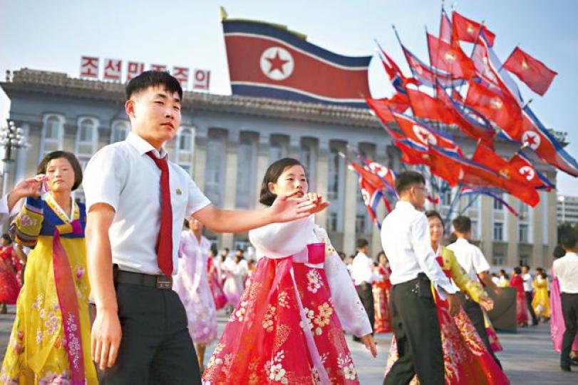 ■北韓民眾上周在金日成廣場跳舞紀念韓戰休戰65周年。美聯社