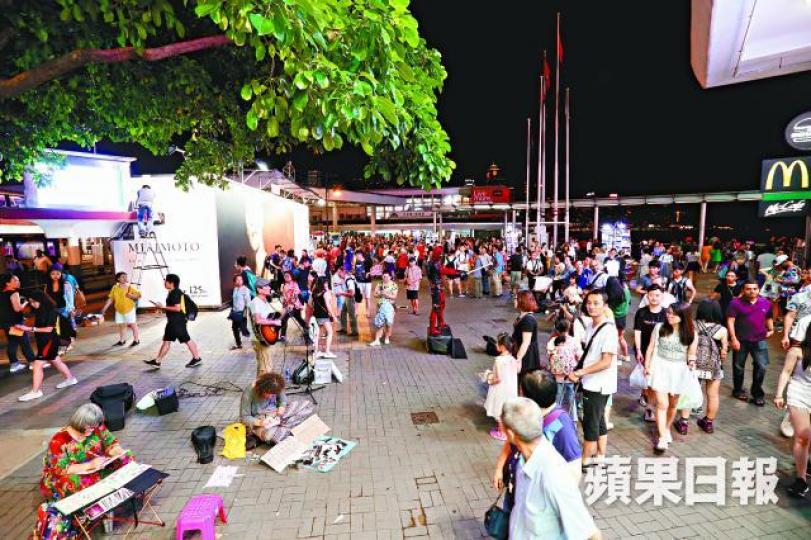 ■有區議員擔心大媽轉戰天星碼頭會影響原區的街頭表演者。